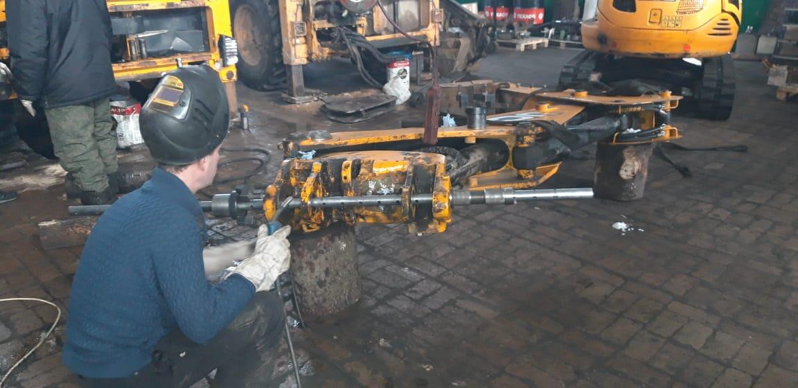 Расточка отверстий стрелы мини-экскаватора JCB